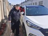 ​凤阳2岁娃被反锁车中 在民警指导下成功自救