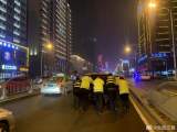 車輛下穿橋下拋錨 合肥交警幫推車  