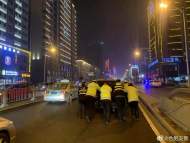 車輛下穿橋下拋錨 合肥交警幫推車  