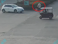 亳州：货车上8箱火腿肠洒落路上 热心市民捡起并报警