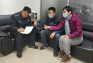 ?扶貧助殘暖人心  城管默許下的殘疾人燒餅攤