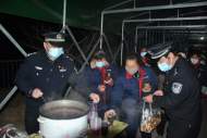 淮南民警寒風中送上一杯臘八粥 溫暖一線環衛工