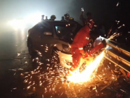 霧天高速轎車撞上護欄 司機被困