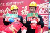  留皖过大年 摄影志愿者为农民工兄弟们拍纪念照
