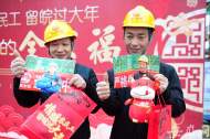  留皖過大年 攝影志愿者為農民工兄弟們拍紀念照