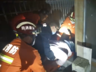 阜陽一女子因與家人吵架 跳樓摔傷腰部