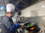 就地过年|厨师梅师傅体验异地过年的别样味道