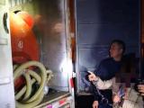 面包车改装成“黑油站”  巡逻民警现场收缴汽油1000升