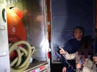 面包車改裝成“黑油站”  巡邏民警現場收繳汽油1000升