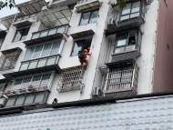 祁門女子六樓擦窗不慎墜樓 幸好三樓雨棚“救命”
