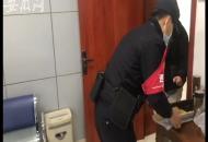 3歲娃跟家人逛街走散 合肥民警幫他找媽媽