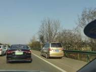 4名網(wǎng)友高速上拍下59輛車違法占用應(yīng)急車道 銅陵交警：已確定17輛