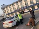 为捡破烂 ，约70岁老人高速公路上逆行 
