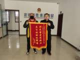 民警帮忙找回钱包 失主送锦旗感谢