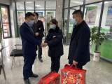 邮储银行安庆市分行占礼平副行长一行前往怀宁县支行开展春节慰问走访活动 