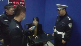 女司机等红绿灯时竟睡着了? 交警一查原来是醉驾