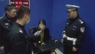 女司機(jī)等紅綠燈時竟睡著了? 交警一查原來是醉駕