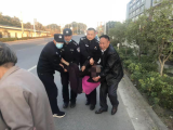 87岁老太晕倒在地  无为民警快速救助