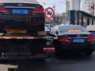 亳州：同款同色同号牌车辆交警队门前相遇