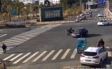 转弯不让直行 芜湖一轿车撞翻摩托车