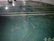 肥東縣美好上院小區地下車庫漏水、開裂 樓道臺階水泥腳踢就碎