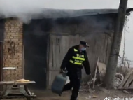 亳州一老人抽烟随手丢烟头 把自家房屋引燃