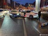 晚高峰时分两车北一环与东一环交口附近相碰   油箱被撞破