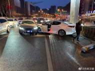 晚高峰時(shí)分兩車北一環(huán)與東一環(huán)交口附近相碰   油箱被撞破