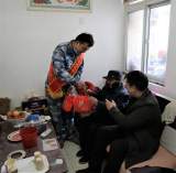 淮南：退役军人志愿者把爱心送进光荣门