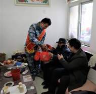 淮南：退役军人志愿者把爱心送进光荣门
