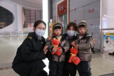芜湖火车站为旅客送上新春祝福（图）