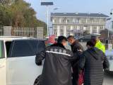 急症女病人被困高速 合肥高速交警急救助