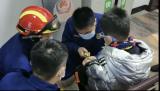 淮北：6岁男童被铁环“咬手”  消防切割救援