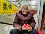 铜陵95岁老奶奶养生有道   缝制布鞋街头卖只为健康找开心