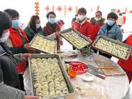 組圖）淮南：志愿者與外來務工人員迎新年