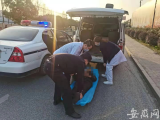 驾驶员卸货时不慎摔落到地面受伤  无为民警紧急施救