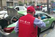 八旬老夫妻行動(dòng)不便　志愿者助其回家
