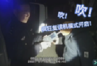 安徽涇縣民警破窗解救被困司機(jī)
