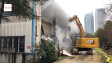 合肥一仓房失火续：挖掘机开始清理火场