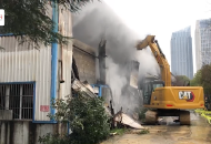 合肥一倉房失火續：挖掘機開始清理火場