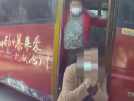 母女平安！城鄉公交車上一孕婦即將生產 池州警方開辟綠色通道護送
