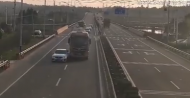 郎溪：罐裝車隨意變道 與轎車發生碰撞（視頻）