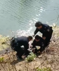 阜南一男子酒后欲輕生  民警下河將其救下