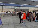 青春志愿行，温暖出行路，颍泉青年志愿者在行动