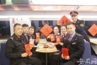 新春走基層|淮北開往蕪湖列車上的年夜飯，是團圓也是堅守