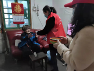 合肥一社區(qū)志愿者上門(mén)為老人煮元宵