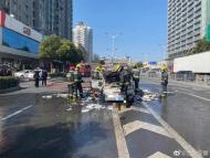 合肥一環路上一輛面包車突然自燃  車內貨物全部燒為灰燼
