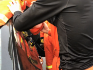 阜陽：熊孩子貪玩頭卡車窗 消防員脫衣破窗施救