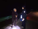八旬老太深夜迷路 芜湖民警送其回家