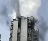 宿松一小區高層住宅樓著火 現場濃煙滾滾
